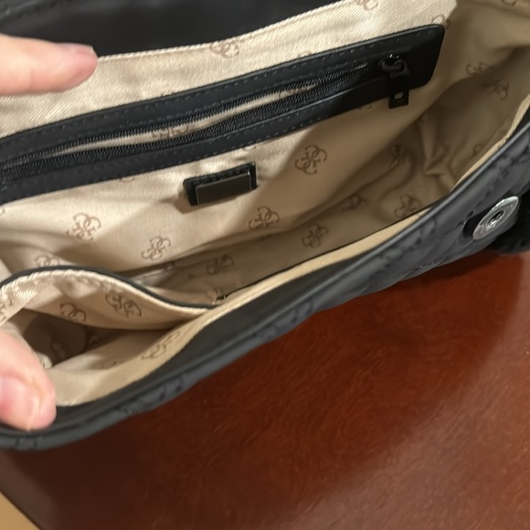 Never used guess bag - Picture 3 of 4